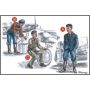 CMK F72046 FRENCH MECHANICS (2 FIG) AND PILOTS WWII 1/72